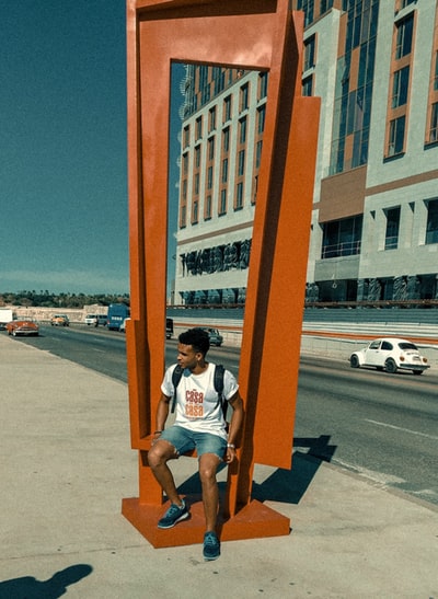 穿着白色t恤的妇女坐在棕色木椅上